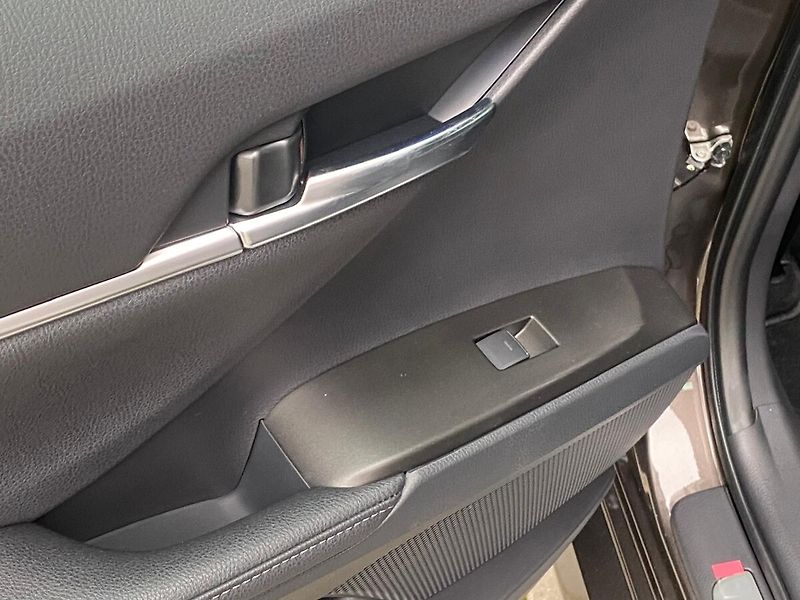 Toyota Camry 2,5 Hybrid Executive - fotka 27 z 30