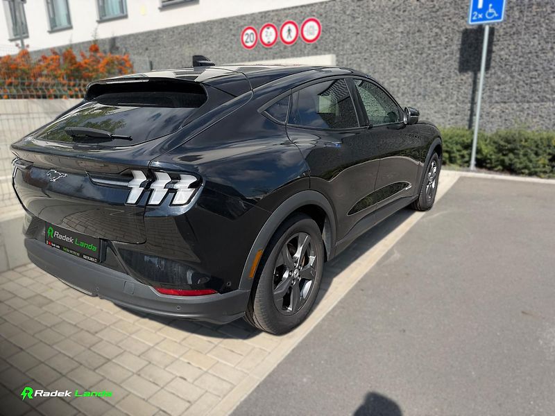 Ford Mustang Mach-E (2021) Standard Range RWD 75,7 kWh - fotka 7 z 17