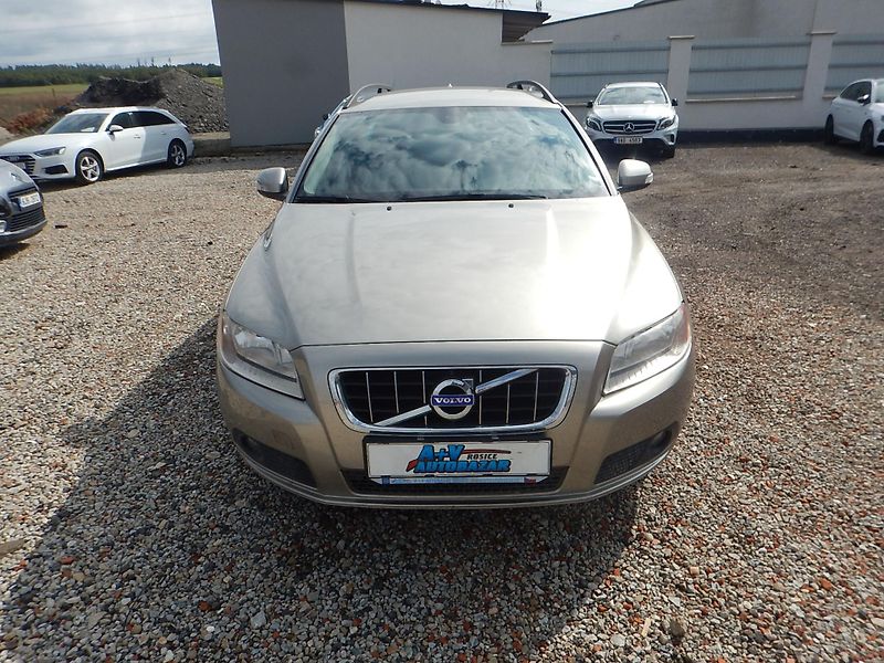 Volvo V70 D3 2.0 D, AUT, 120 kW  - fotka 3 z 31