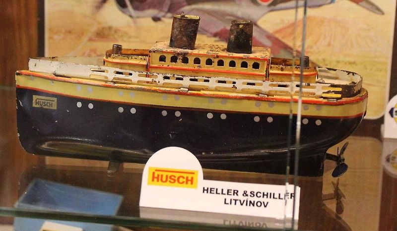 Společnost Heller & Schiller z Horního Litvínova vyráběla kromě vláčků, kolejišť a doplňků také širokou plejádu modelů automobilů. Na snímku je jeden vystavený v Muzeu hraček v Kruoce u Teplic.