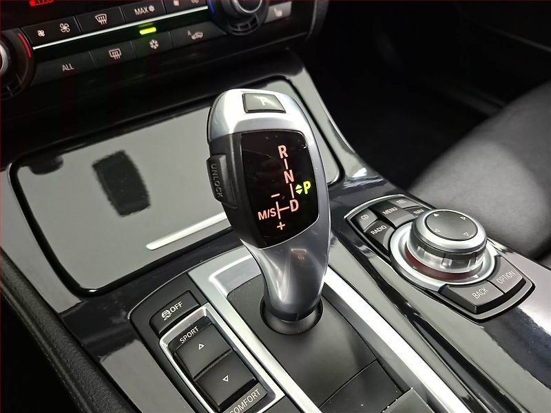 BMW Řada 5 (2012) 525d xDrive, 4X4, Automat - fotka 13 z 21