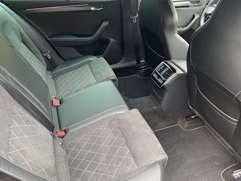 Škoda Superb (2023) Combi 2.0 TDI DSG Sportline - fotka 10 z 33