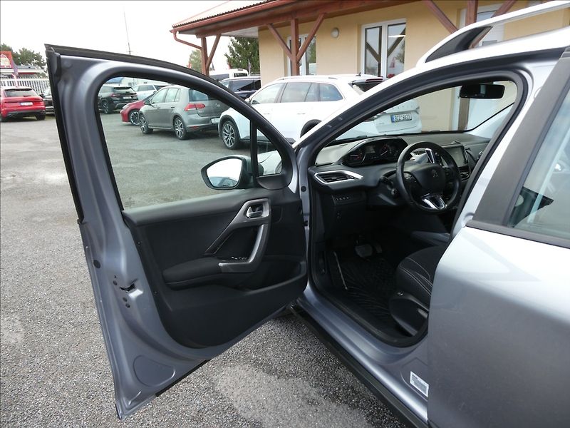Peugeot 2008 1,2 PureTech 81kW AUTOMAT, ČR - fotka 17 z 38