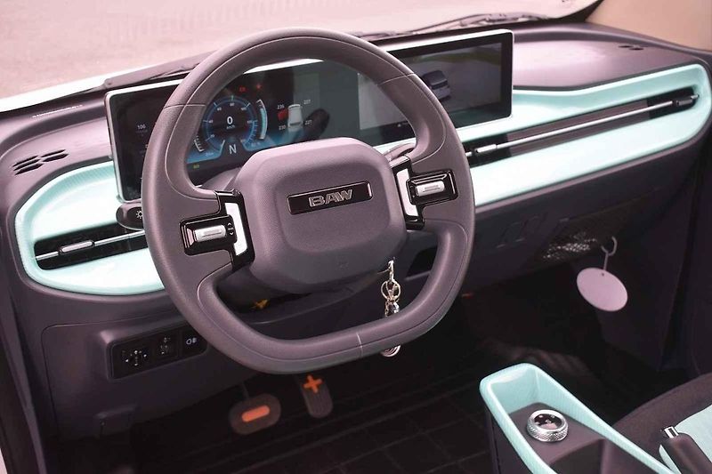 Na venkovských silnicích elektrický Pony stačí tempu okolního provozu
