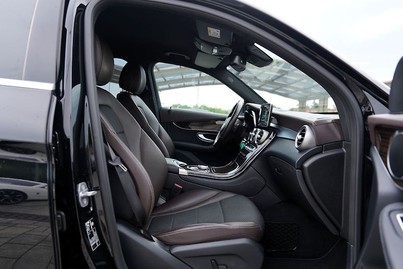 Mercedes-Benz GLC 250i 4Matic/kůže/Led/9AT/ČR - fotka 26 z 43
