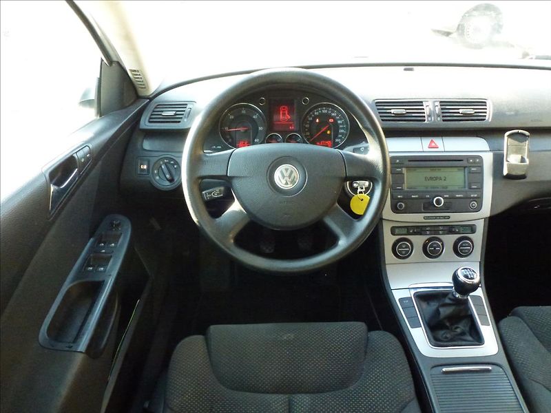 Volkswagen Passat 2,0 TDi  Comfort - fotka 30 z 49