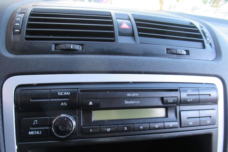 Škoda Octavia 1.4 16V KLIMA - fotka 11 z 15