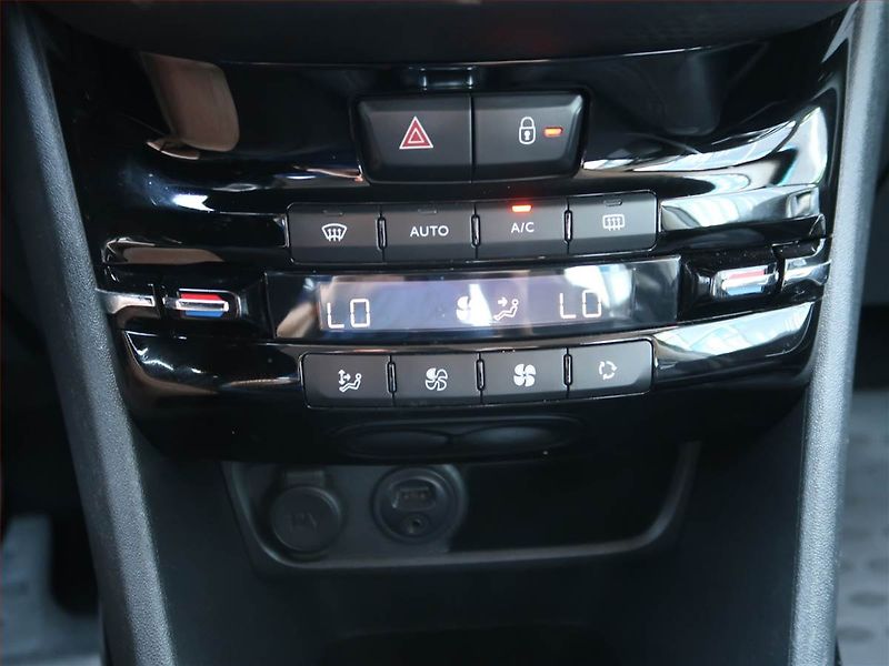 Peugeot 2008 (2015) 1.2 PureTech, Navi, Tempomat - fotka 12 z 17