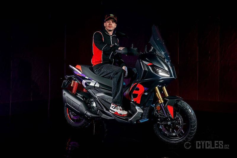 Aprilia (2026) SR GT 400 RALLY REPLICA E5+ - fotka 10 z 19