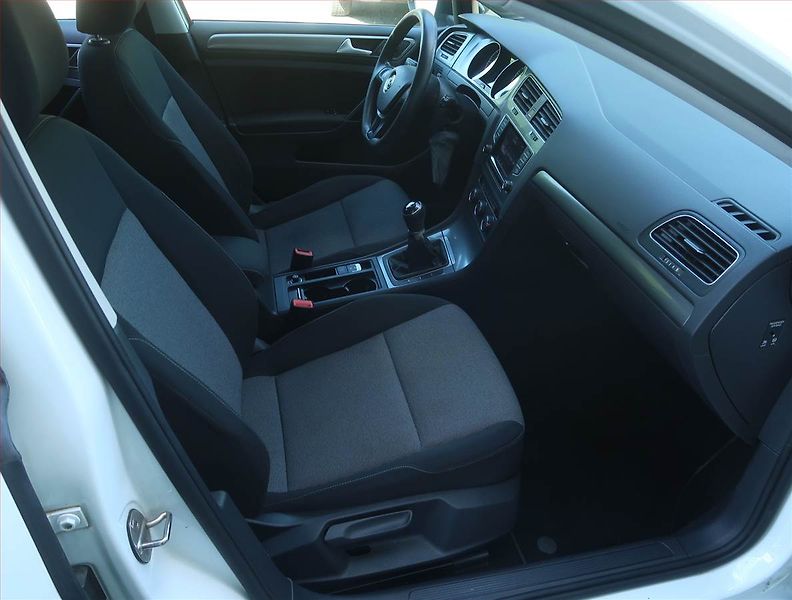 Volkswagen Golf (2015) 1.6 TDI, Tempomat - fotka 9 z 16