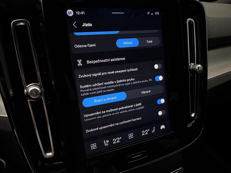 Volvo XC40 B3 DARK PLUS CZ REZERVACE - fotka 37 z 48