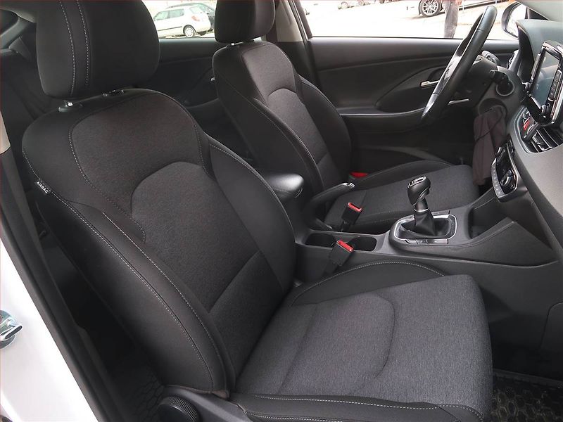 Hyundai i30 (2023) SMART 1.5 T-GDI MHEV, ČR,1.maj - fotka 9 z 16