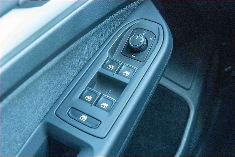 Volkswagen Golf (2023) Life 1.5 TSI - fotka 15 z 18