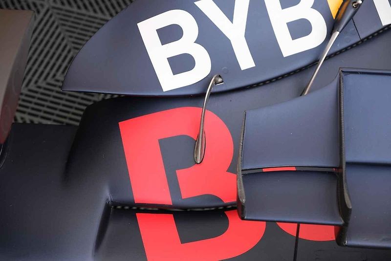 Monopost Red Bull RB7 v akci v Praze