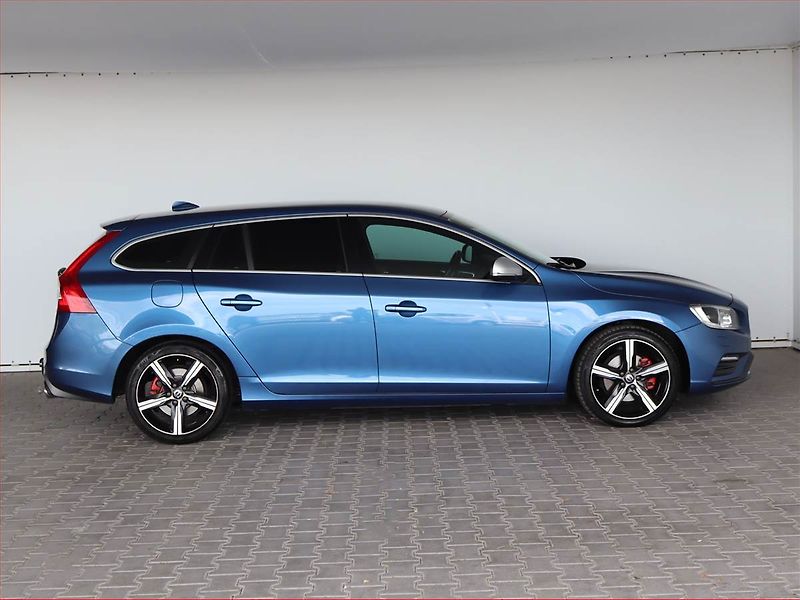 Volvo V60 (2018) R-Design D4 2.0, Automat, Kůže - fotka 5 z 19