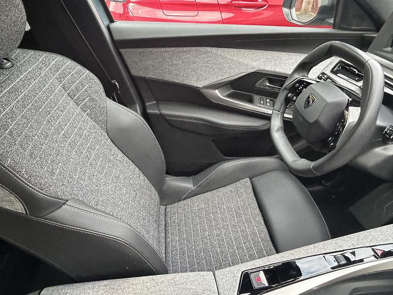 Peugeot 5008 (2025) ALLURE hybrid eDCS6 7míst 1maj - fotka 32 z 36