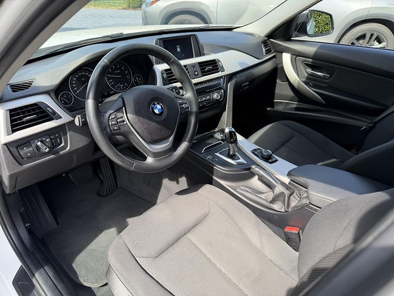 BMW Řada 3 (2018) 318i 100 kw / automat - fotka 11 z 17