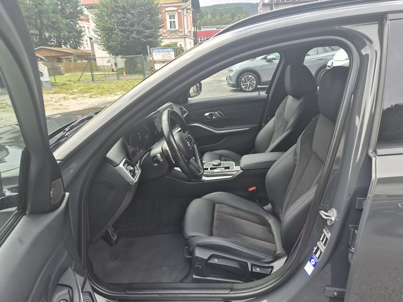 BMW Řada 3 TOURING 330D M SPORT 210kw 19A - fotka 11 z 50