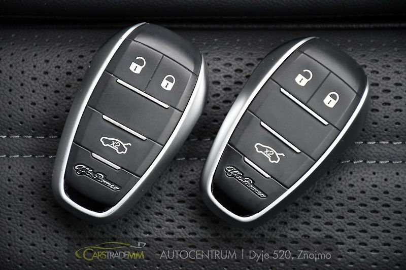 Alfa Romeo Giulia 2.0T 16V 206kW VELOCE AT8 Q4 - fotka 36 z 53