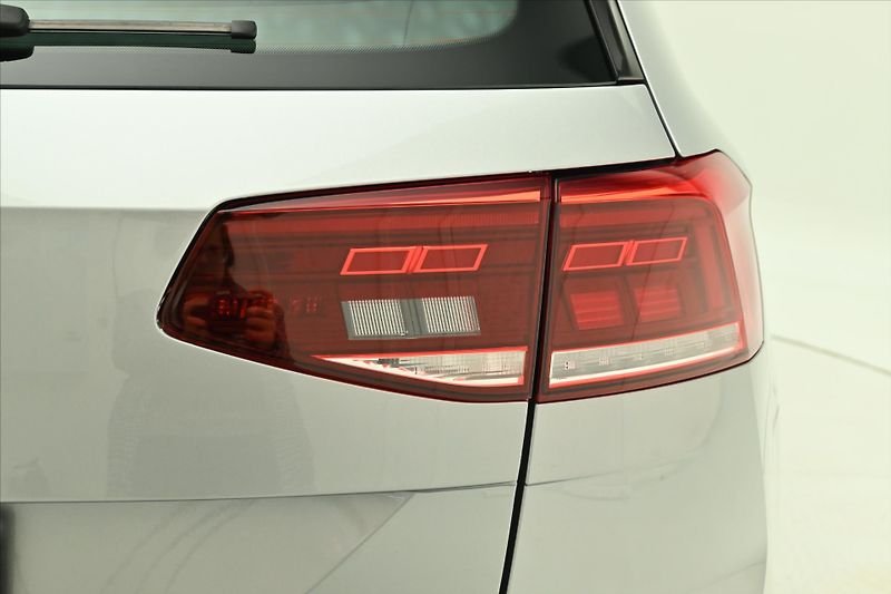Volkswagen Passat 2,0 TDI 140 kW DSG ELEGANCE Zá - fotka 31 z 32