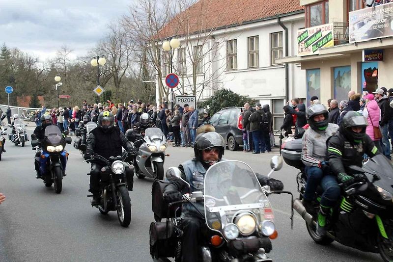 Z příjezdu spanilé jízdy motocyklů do Poděbrad.
