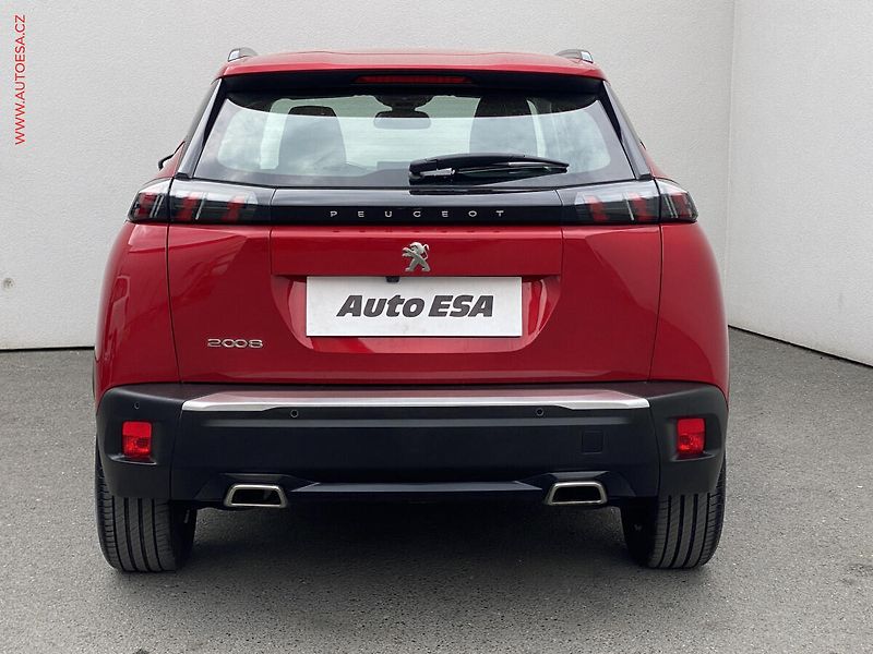 Peugeot 2008 (2020) 1.2PT, Allure, LED, navi - fotka 5 z 17