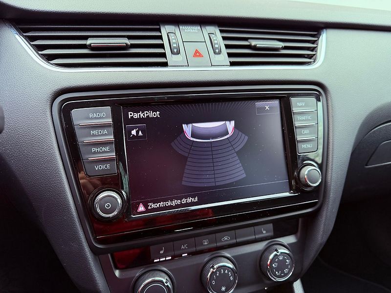 Škoda Octavia 2.0 TDi DSG Style, Navi - fotka 18 z 25