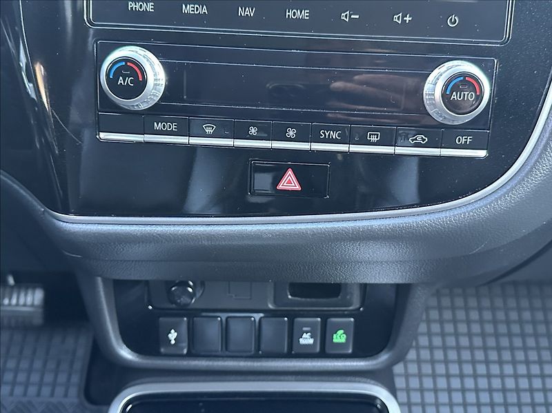 Mitsubishi Outlander 2,4 PHEV 224PS  Diamant 4x4 A/ - fotka 26 z 58