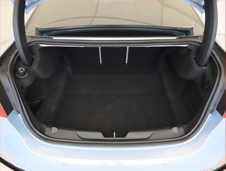 Jaguar XE (2015) E-Performance, Navi, Xenony - fotka 14 z 21