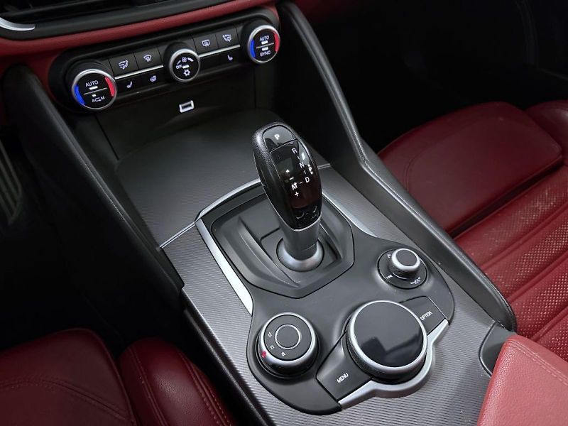 Alfa Romeo Giulia (2017) 2.0 T 280k AT8 ZF Q4 4x4 Veloc - fotka 14 z 20