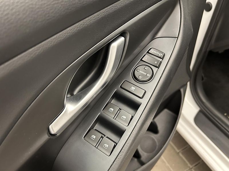 Hyundai i30 1.6 CRDI style - fotka 7 z 25