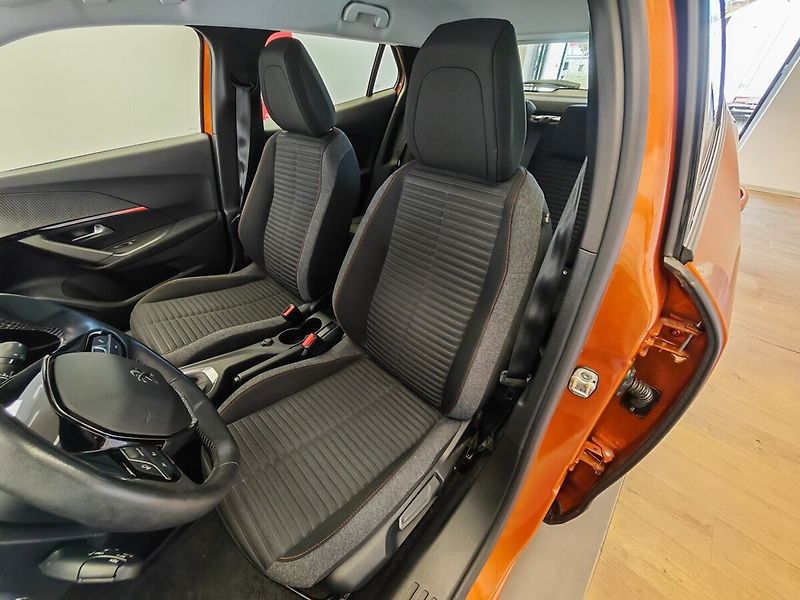 Peugeot 2008 1.2 Benzin - fotka 12 z 35