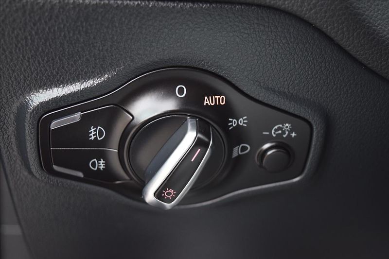 Audi Q5 3,0 V6 180KW S-LINE AUTOMAT - fotka 39 z 57