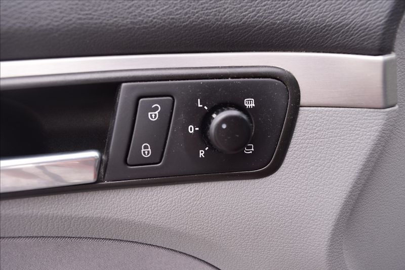 Volkswagen Touran 1,9 TDI 77KW AUTOMAT PO STK - fotka 32 z 46
