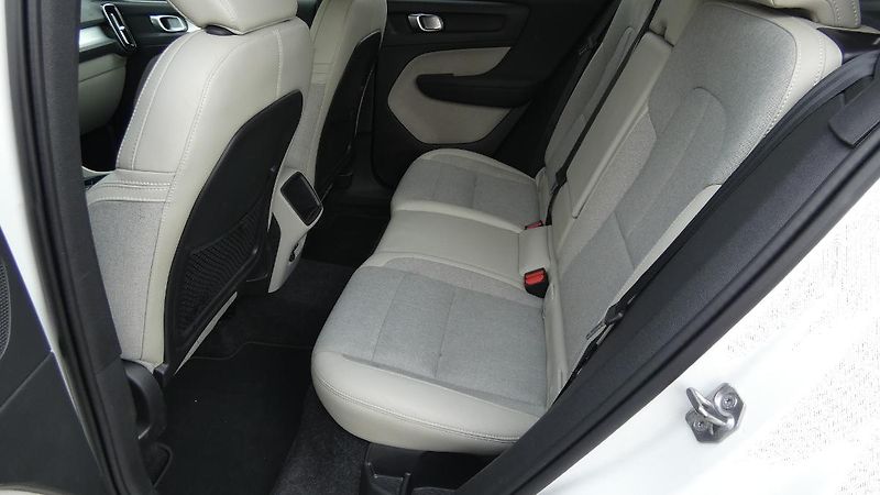 Volvo XC40 D3 Drive-E AWD Momentum - fotka 18 z 22