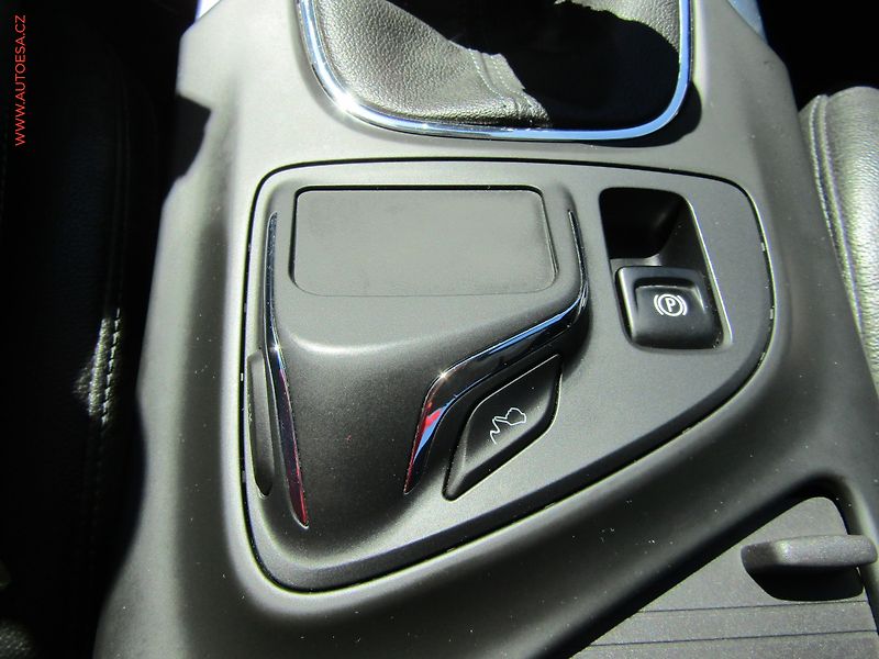 Opel Insignia (2015) 2.0CDTI 4x4, Bixenon, kůže - fotka 16 z 18