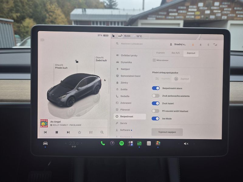 Tesla Model Y RWD 220kw TZ SOH 93,6 % - fotka 27 z 49