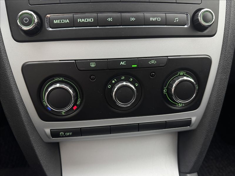 Škoda Octavia 1,6 TDi 77kW KLIMATIZACE SWING - fotka 14 z 24