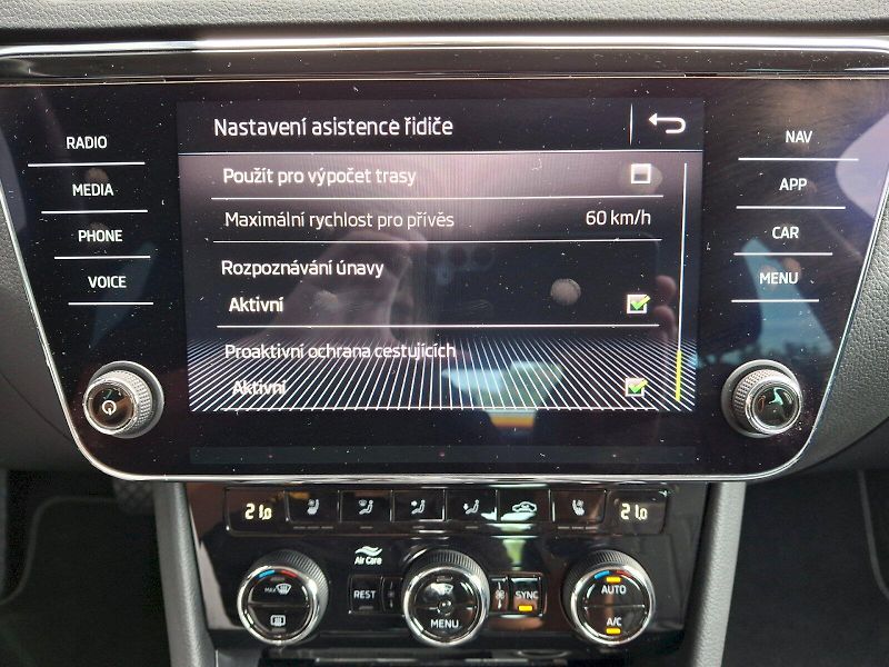 Škoda Superb (2020) L&K DSG 2,0TSi 140kW - fotka 22 z 35