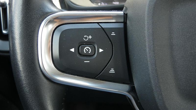 Volvo XC40 T2 FWD Momentum Core - fotka 11 z 22