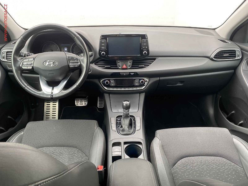 Hyundai i30 (2017) 1.6 CRDi, AT, LED, panor - fotka 8 z 18
