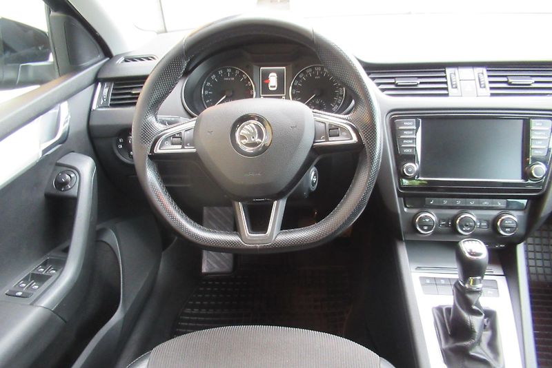 Škoda Octavia 1.6 TDI AUT. KLIMA NAVI XENON - fotka 10 z 26