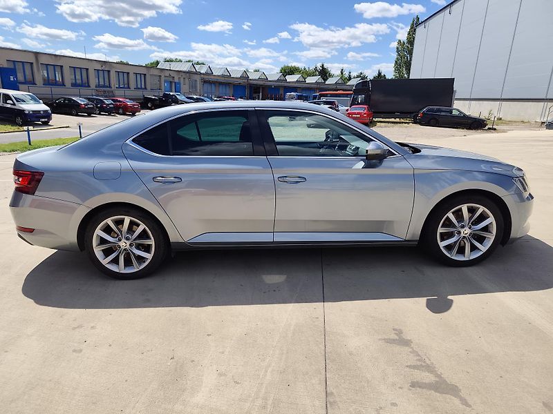 Škoda Superb (2018) Vozidlo je v perfektním stavu - fotka 9 z 18