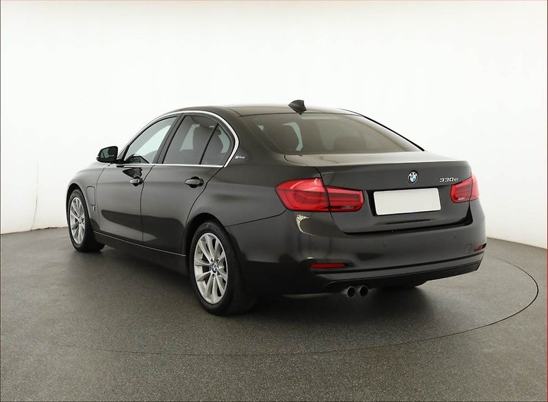 BMW Řada 3 (2016) 330e iPerformance, Automat - fotka 4 z 18