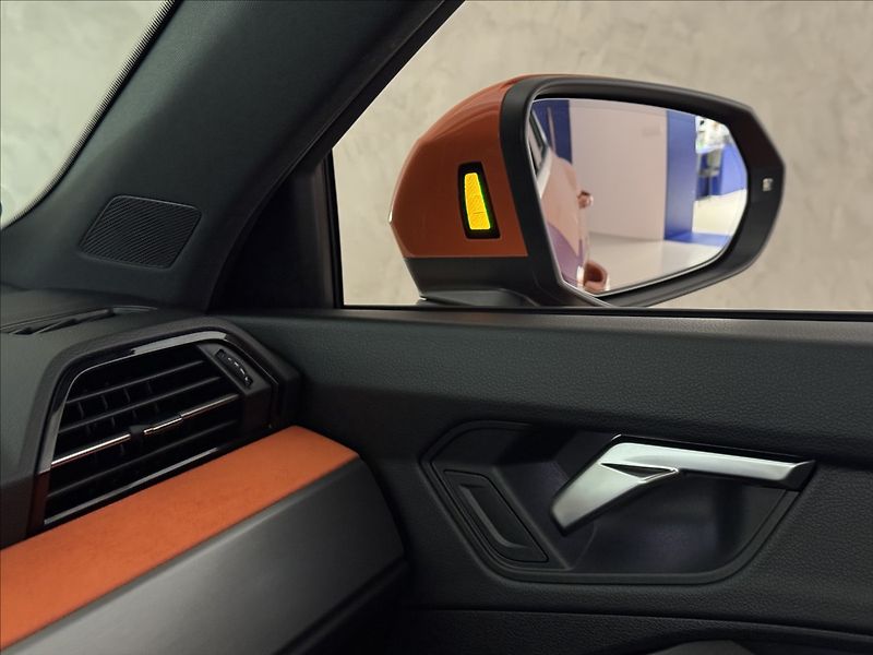 Audi Q3 2,0 TDi  S-Line Záruka LED Kam - fotka 29 z 45