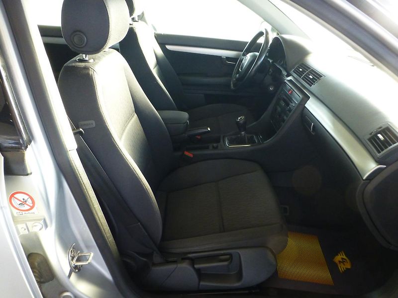 Audi A4 (2006) 1,6I**DIGIKLIMA**ALU**TAŽNÉ - fotka 19 z 25