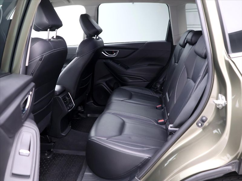 Subaru Forester 2,0 e-Boxer 110kW Executive CZ - fotka 15 z 43