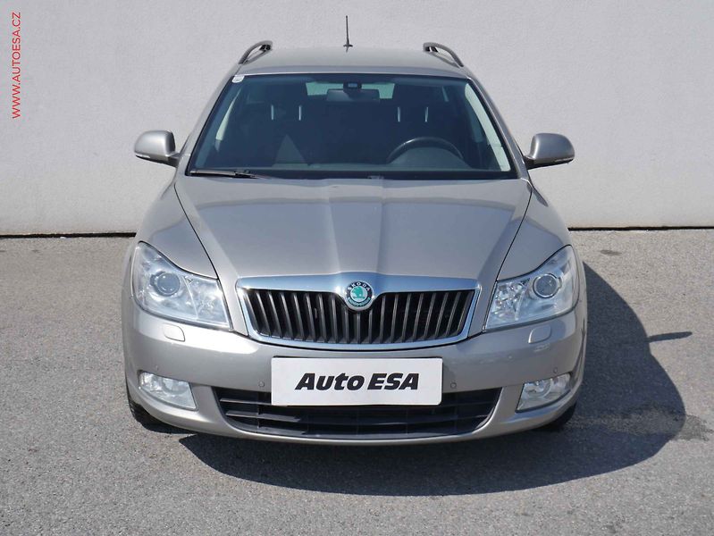 Škoda Octavia (2013) 2.0TDi, DSG, xenon, navi - fotka 2 z 14