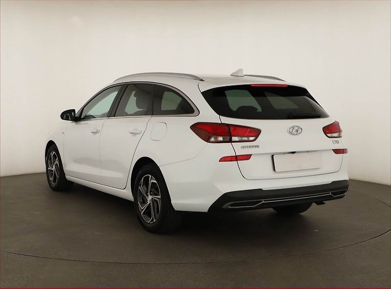 Hyundai i30 (2022) Family Smart 1.5 T-GDI MHEV - fotka 4 z 14