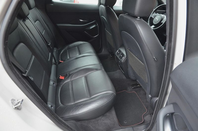 Jaguar E-Pace (2018) 2.0 D 132kW S AWD AT 1.MAJITEL - fotka 14 z 43